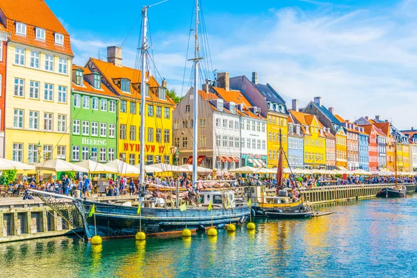 Kopenhagen, Denemarken, augustus 21, 2016: uitzicht op de oude Nyhavn haven in het centrum van Kopenhagen, Denemarken. — Stockfoto