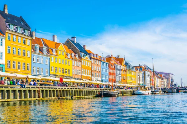 COPENHAGEN, DINAMARCA, 21 DE AGOSTO DE 2016: Vista del antiguo puerto de Nyhavn en el centro de Copenhague, Dinamarca . —  Fotos de Stock