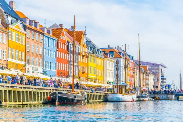 Kopenhagen, Denemarken, augustus 21, 2016: uitzicht op de oude Nyhavn haven in het centrum van Kopenhagen, Denemarken. — Stockfoto