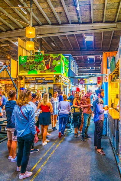 Kopenhag, Danimarka, 20 Ağustos 2016: Papiroen sokak gıda pazarında insanlar dolaşıyor, Danimarka. — Stok fotoğraf