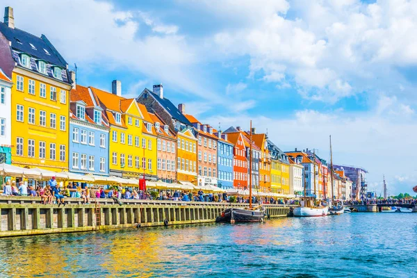 Kopenhagen, Denemarken, augustus 21, 2016: uitzicht op de oude Nyhavn haven in het centrum van Kopenhagen, Denemarken. — Stockfoto