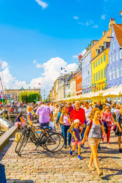 COPENAGEN, DANIMARCA, 21 AGOSTO 2016: Veduta del vecchio porto di Nyhavn nel centro di Copenaghen, Danimarca . — Foto Stock