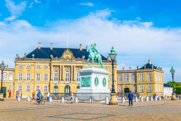 Köpenhamn, Danmark, 21 augusti 2016: skulptur av Frederik V på hästryggen på Amalienborgs torg i Köpenhamn, Danmark — Stockfoto