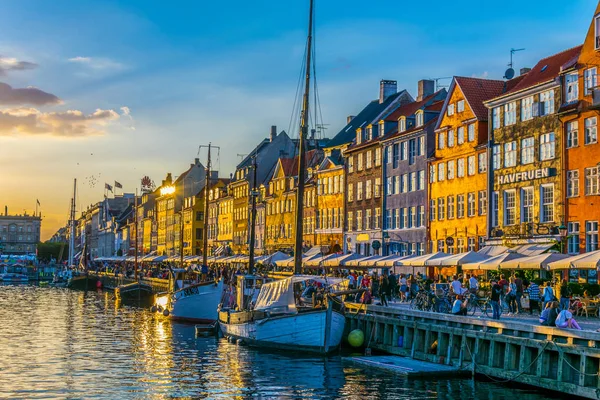 COPENHAGEN, DINAMARCA, 21 de AGOSTO de 2016: Vista do pôr-do-sol do antigo porto de Nyhavn no centro de Copenhaga, Dinamarca . — Fotografia de Stock
