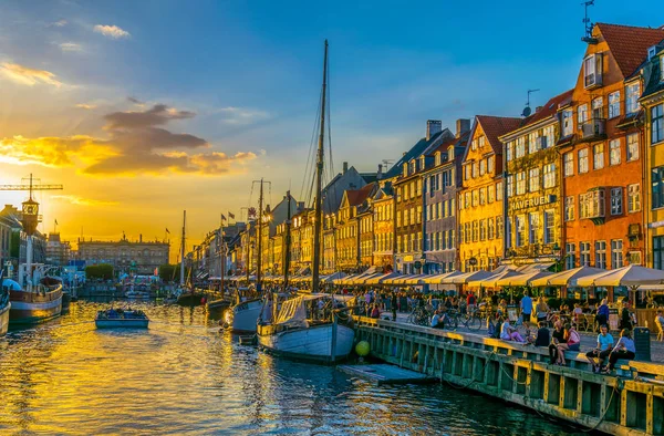 COPENHAGEN, DINAMARCA, 21 DE AGOSTO DE 2016: Vista al atardecer del antiguo puerto de Nyhavn en el centro de Copenhague, Dinamarca . — Foto de Stock