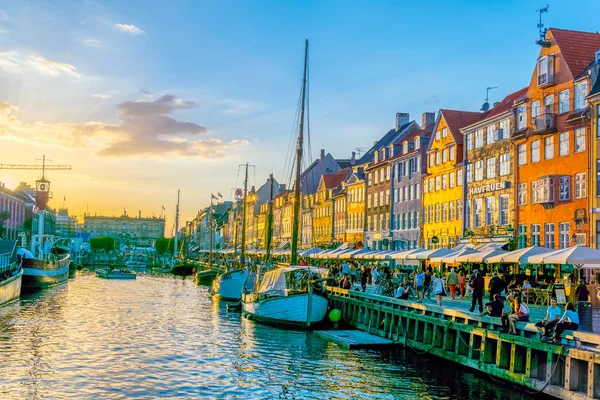 Kopenhagen, Denemarken, augustus 21, 2016: Sunset View van de oude Nyhavn haven in het centrum van Kopenhagen, Denemarken. — Stockfoto