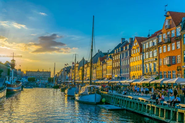 Kopenhagen, Denemarken, augustus 21, 2016: Sunset View van de oude Nyhavn haven in het centrum van Kopenhagen, Denemarken. — Stockfoto