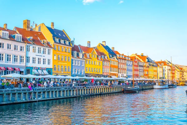 COPENHAGEN, DINAMARCA, 21 DE AGOSTO DE 2016: Vista al atardecer del antiguo puerto de Nyhavn en el centro de Copenhague, Dinamarca . —  Fotos de Stock
