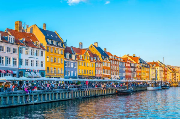 Kopenhagen, Denemarken, augustus 21, 2016: Sunset View van de oude Nyhavn haven in het centrum van Kopenhagen, Denemarken. — Stockfoto