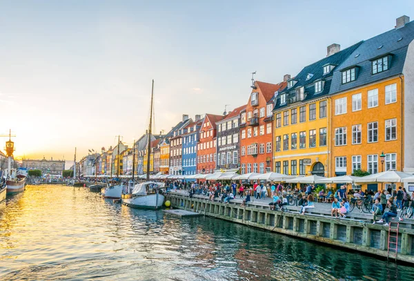 COPENHAGEN, DENMARK, AUGUST 21, 2016: Sunset view of old Nyhavn port  in the central Copenhagen, Denmark. — Stock Photo, Image