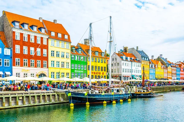 COPENHAGEN, DINAMARCA, 20 DE AGOSTO DE 2016: Vista del antiguo puerto de Nyhavn en el centro de Copenhague, Dinamarca . — Foto de Stock