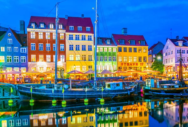 COPENHAGEN, DINAMARCA, 20 DE AGOSTO DE 2016: Vista nocturna del antiguo puerto de Nyhavn en el centro de Copenhague, Dinamarca . — Foto de Stock