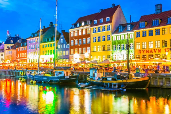 COPENHAGEN, DINAMARCA, 20 DE AGOSTO DE 2016: Vista nocturna del antiguo puerto de Nyhavn en el centro de Copenhague, Dinamarca . — Foto de Stock
