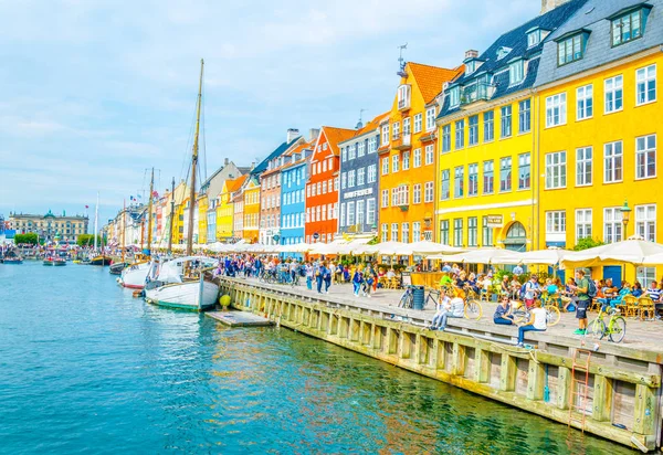 Kopenhagen, Denemarken, 20 augustus 2016: uitzicht op de oude haven van Nyhavn in het centrum van Kopenhagen, Denemarken. — Stockfoto