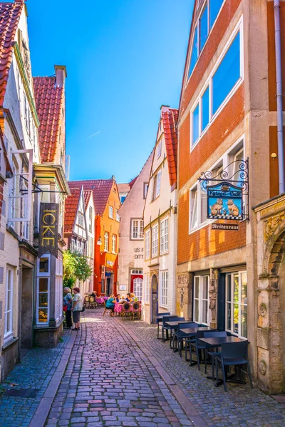 BREMEN, ALEMANHA, AGOSTO 30, 2016: As pessoas estão passeando pelo distrito de Schnoor em Bremen, Alemanha . — Fotografia de Stock