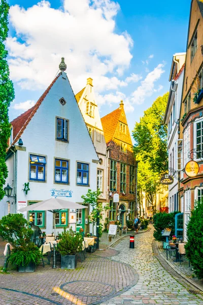 BREMEN, ALEMANHA, AGOSTO 30, 2016: As pessoas estão passeando pelo distrito de Schnoor em Bremen, Alemanha . — Fotografia de Stock