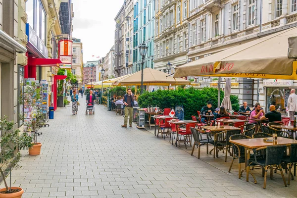 HAMBURG, ALEMANIA, 29 de agosto de 2016: Vista de una calle peatonal en el centro de Hamburgo, Alemania . — Foto de Stock