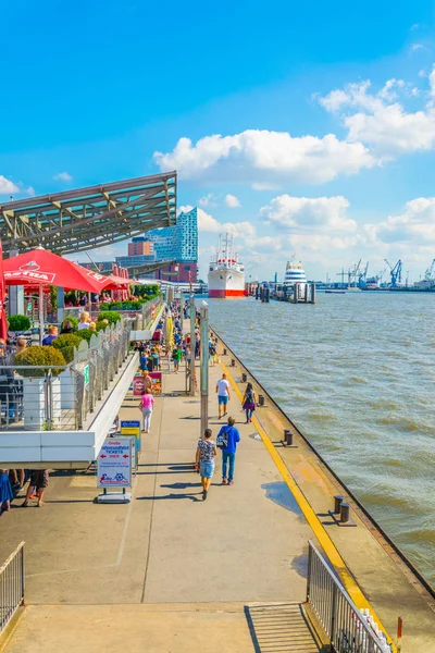 HAMBURG, ALEMANHA, 29 de AGOSTO de 2016: Vista do rio Elba no antigo porto de Hamburgo, Alemanha . — Fotografia de Stock