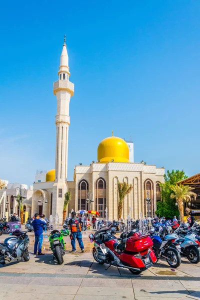 Kuvajt, Kuvajt, 4. listopad 2016: pohled na malé náměstí s mešitou se zlatou kopulí nedaleko centrálního súku v Kuvajtu. — Stock fotografie