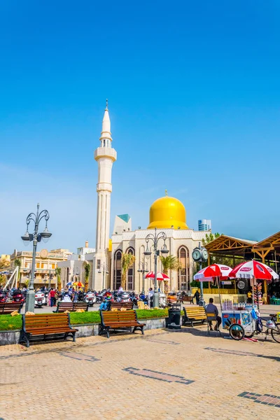 Kuvajt, Kuvajt, 4. listopad 2016: pohled na malé náměstí s mešitou se zlatou kopulí nedaleko centrálního súku v Kuvajtu. — Stock fotografie