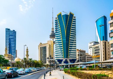 Kuveyt, Kuveyt, 5 Kasım 2016: Kuveyt'in merkezindeki işlek bir caddede trafik görünümü.