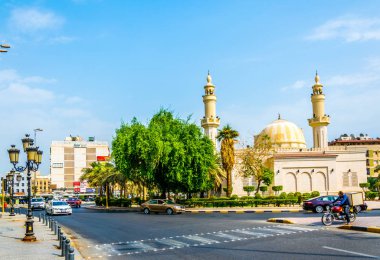 Kuveyt, Kuveyt, 5 Kasım 2016: Kuveyt'in merkezindeki işlek bir caddede trafik görünümü.