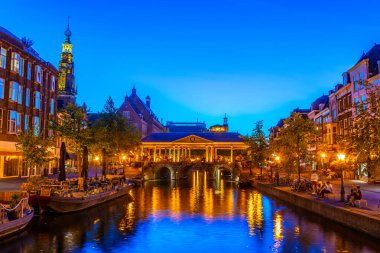 Leiden, Hollanda, 8 Ağustos 2018: Koornbrug bri'nin gece görünümü