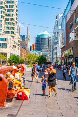 Lahey, Hollanda, 7 Ağustos 2018: İnsanlar throu yürüyor