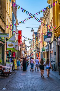 Lahey, Hollanda, 7 Ağustos 2018: İnsanlar throu yürüyor