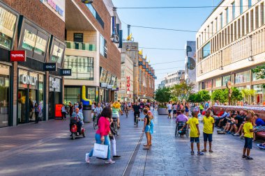 Lahey, Hollanda, 7 Ağustos 2018: İnsanlar throu yürüyor