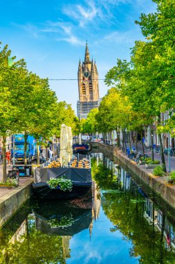 Delft, Hollanda, 7 Ağustos 2018: Oude Kerk kilisesi behi'yi gördü