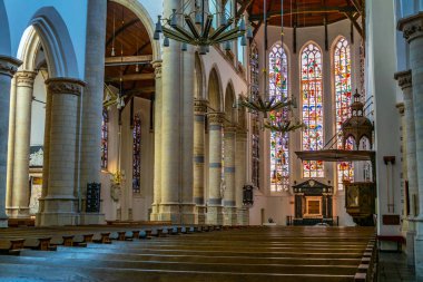 Delft, Hollanda, 7 Ağustos 2018: Oude Kerk kilisesinin içi