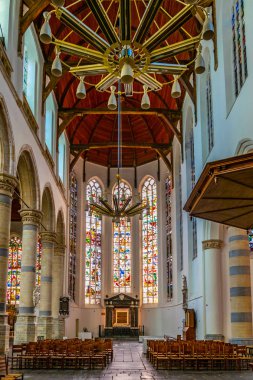 Delft, Hollanda, 7 Ağustos 2018: Oude Kerk kilisesinin içi
