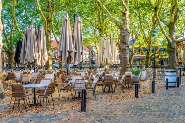 Delft, Hollanda, 7 Ağustos 2018: Delft'teki Beestenmarkt meydanı