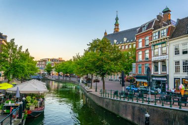 Leiden, Hollanda, 8 Ağustos 2018: Bir gezinti nin gün batımı görünümü 
