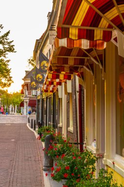 Delft, Hollanda, 6 Ağustos 2018: Bir kanalın gün batımı görünümü 