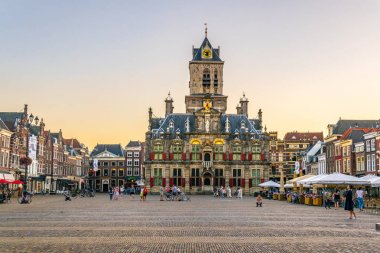 Delft, Hollanda, 6 Ağustos 2018: Belediye binasının gün batımı görünümü