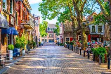 Delft, Hollanda, 6 Ağustos 2018: Delft'teki Beestenmarkt meydanı