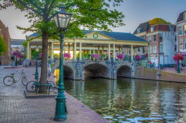 Leiden, Hollanda, 8 Ağustos 2018: Koornbrug br'nin gün batımı görünümü