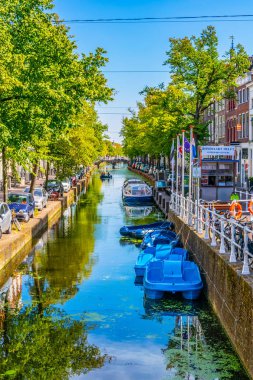 Delft, Hollanda, 6 Ağustos 2018: Tipik Hollanda binaları alon