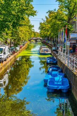 Delft, Hollanda, 6 Ağustos 2018: Tipik Hollanda binaları alon