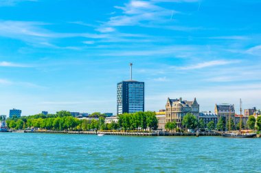 Rotterdam, Hollanda, 6 Ağustos 2018: Riverside of New Maas wi