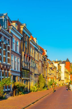 Leiden, Hollanda, 8 Ağustos 2018: Bir sokağın gün batımı görünümü 
