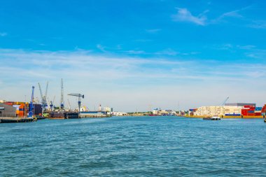 Rotterdam, Hollanda, 6 Ağustos 2018: Rott limanının görünümü