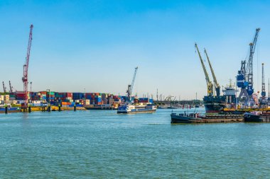 Rotterdam, Hollanda, 6 Ağustos 2018: Rott limanının görünümü