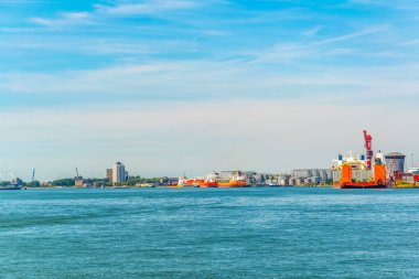 Rotterdam, Hollanda, 6 Ağustos 2018: Rott limanının görünümü