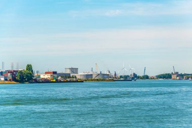 Rotterdam, Hollanda, 6 Ağustos 2018: Rott limanının görünümü