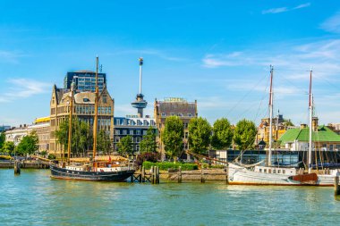 Rotterdam, Hollanda, 6 Ağustos 2018: Riverside of New Maas wi