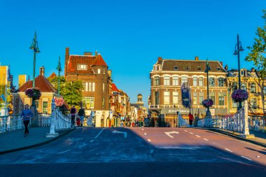 Leiden, Hollanda, 8 Ağustos 2018: Bir pedestri üzerinde gün batımı görünümü