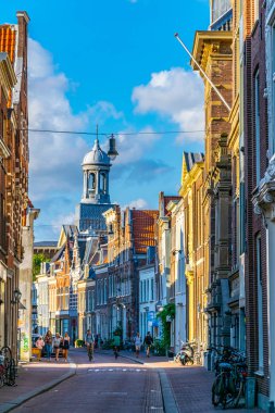 Haarlem, Hollanda, 8 Ağustos 2018: Bir sokağın gün batımı görünümü